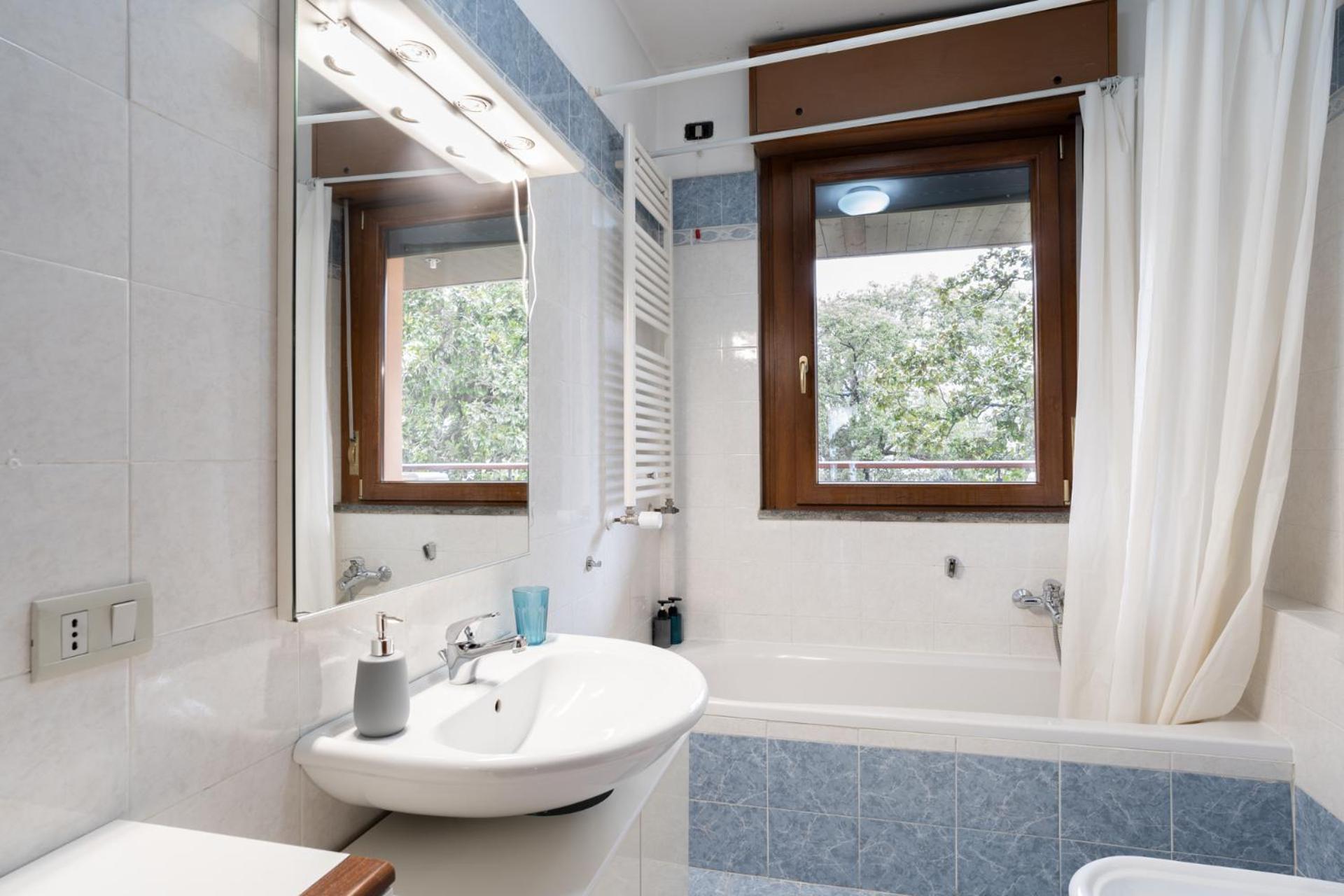 Spacious Bright Apartment Near City Center And Como Lake With Air Conditioning Лекко Экстерьер фото